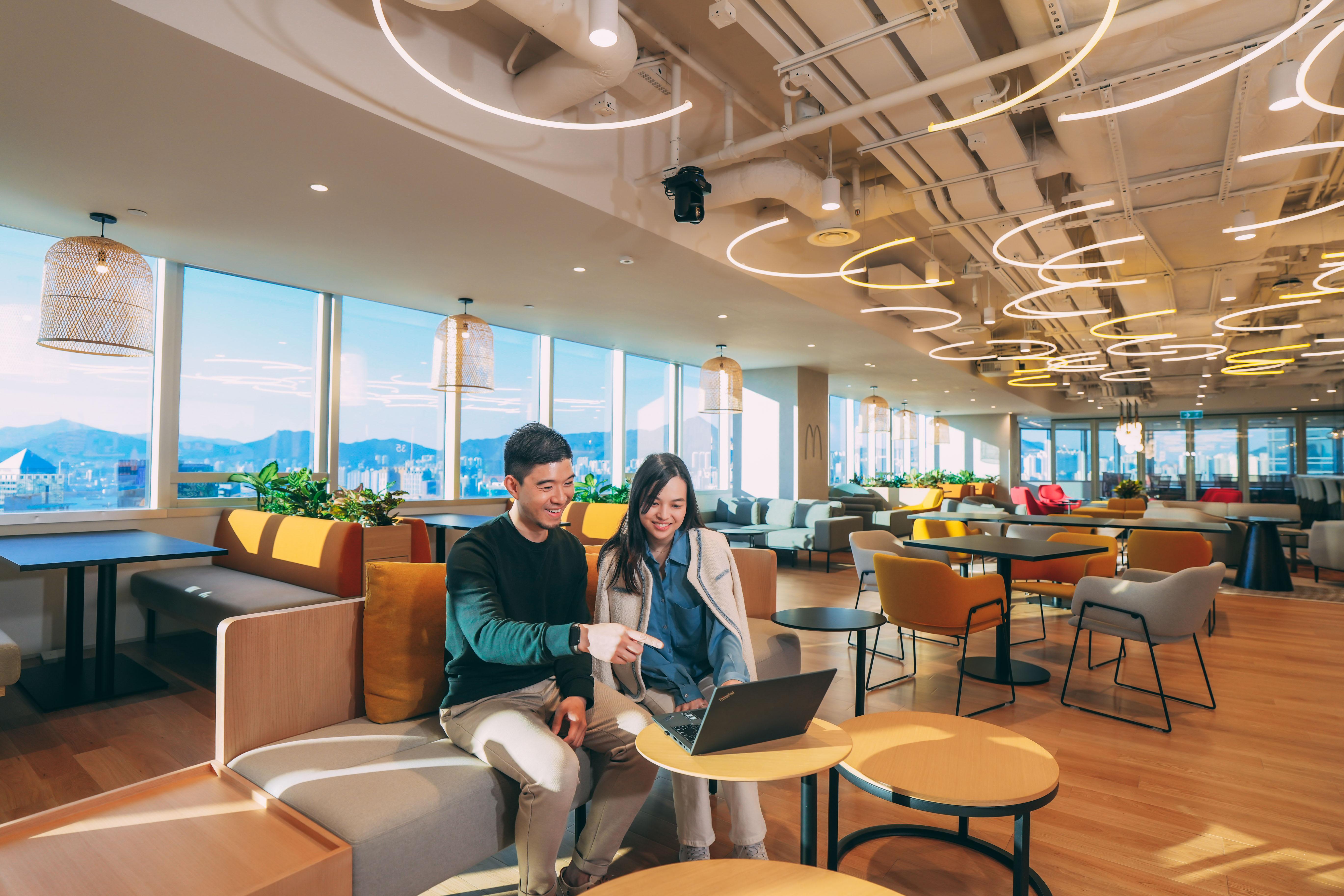 全新 420 平方米的大型 TownHall 空間, 除了作大型會議用途外,亦可在內舉辦不 同員工活動,提升團隊凝聚力。平日則可 作為員工休憩及用餐空間。