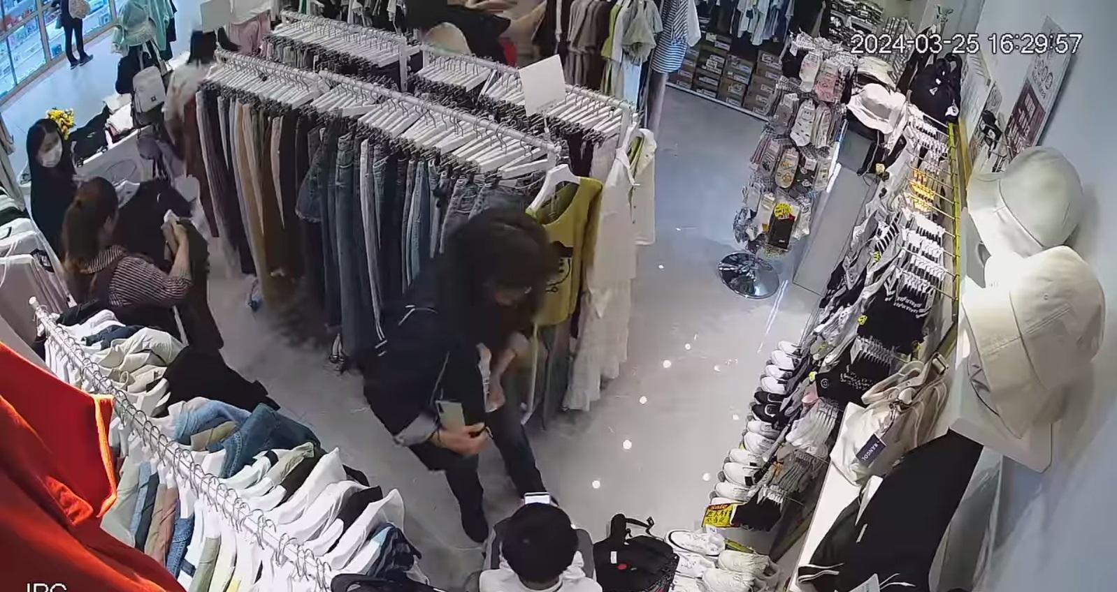 賊人將波鞋收入外套右邊腋下位置。(網片截圖)