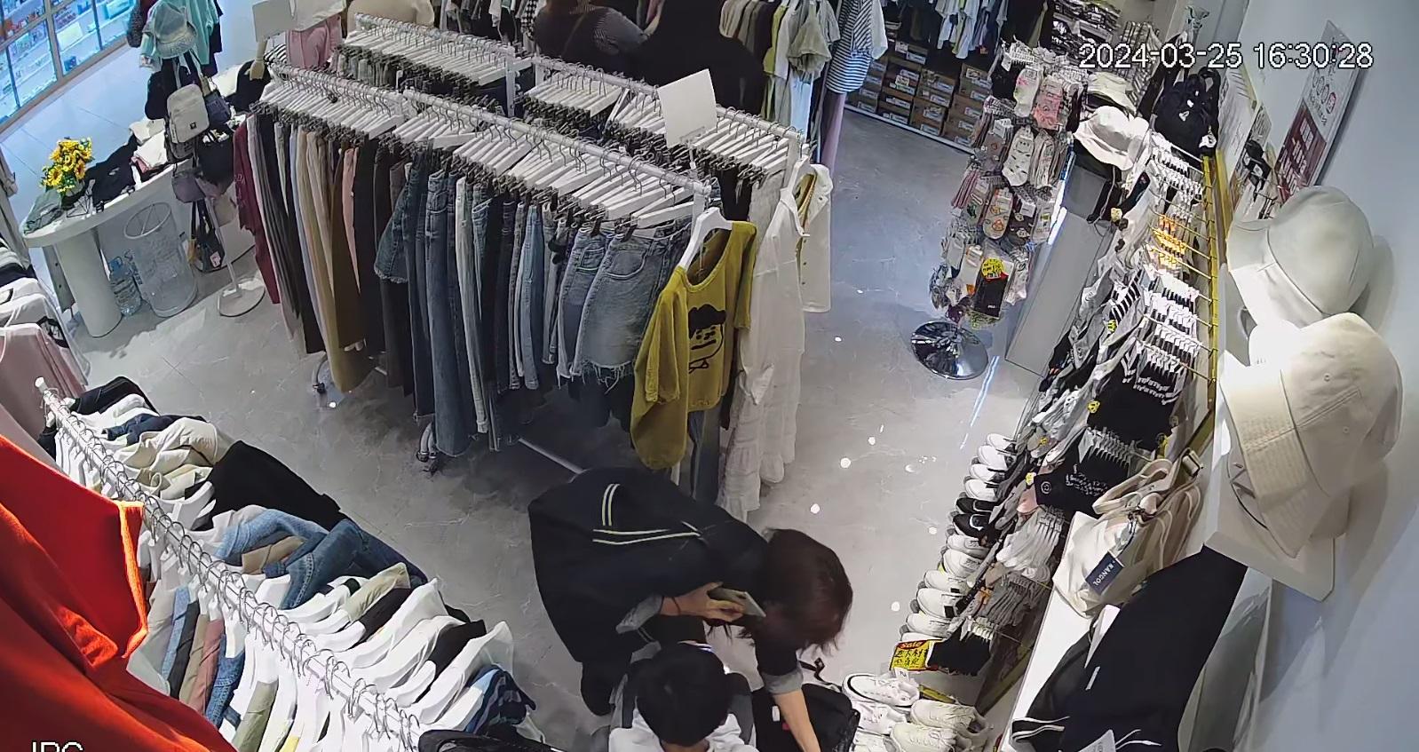 賊人一邊傾電話,一邊拿起另一隻波鞋。(網片截圖)