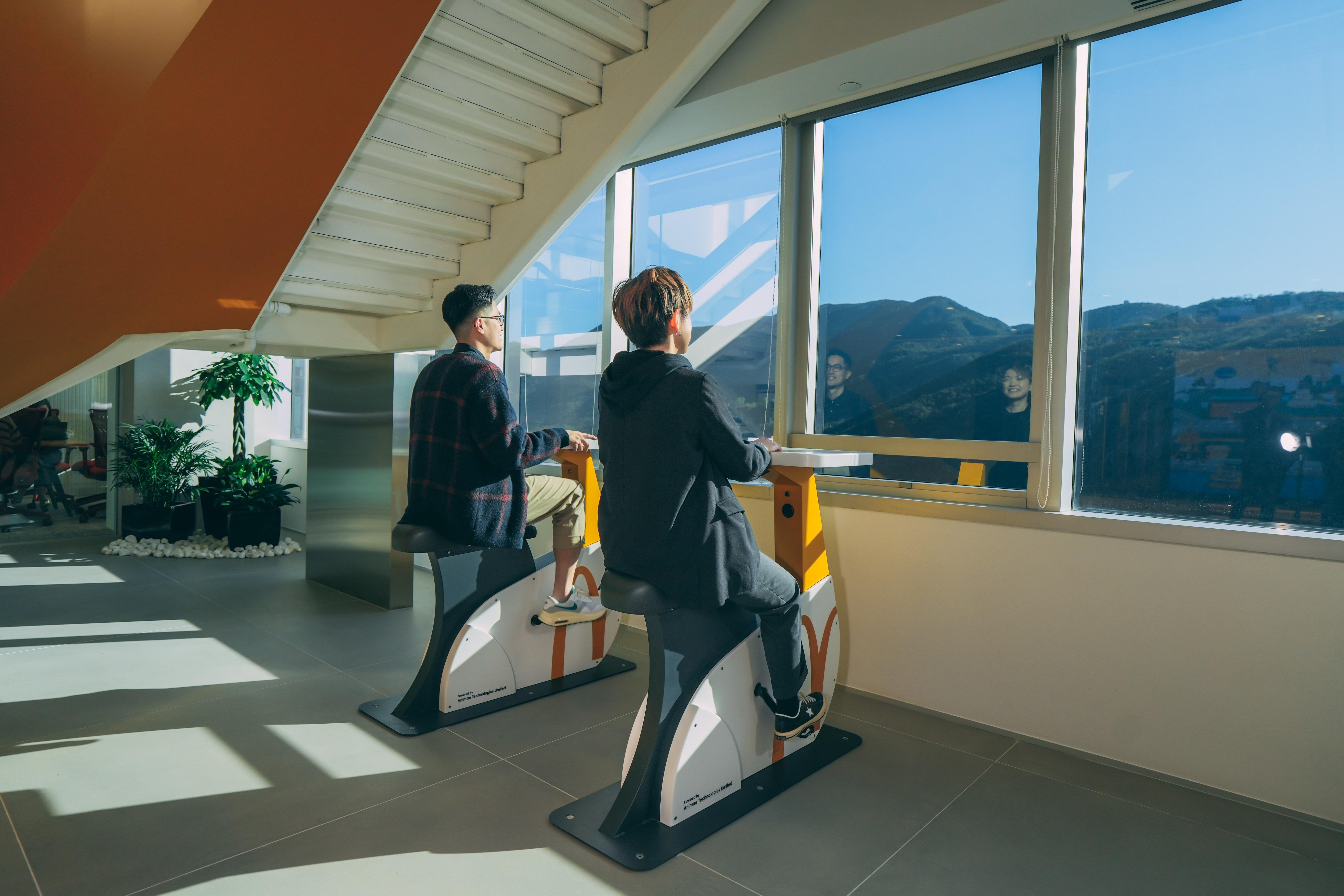 辦公室內放置兩部無線充電單車,讓同事 一邊欣賞翠綠山景,一邊運動放鬆身心, 同時為自己和電話充電!