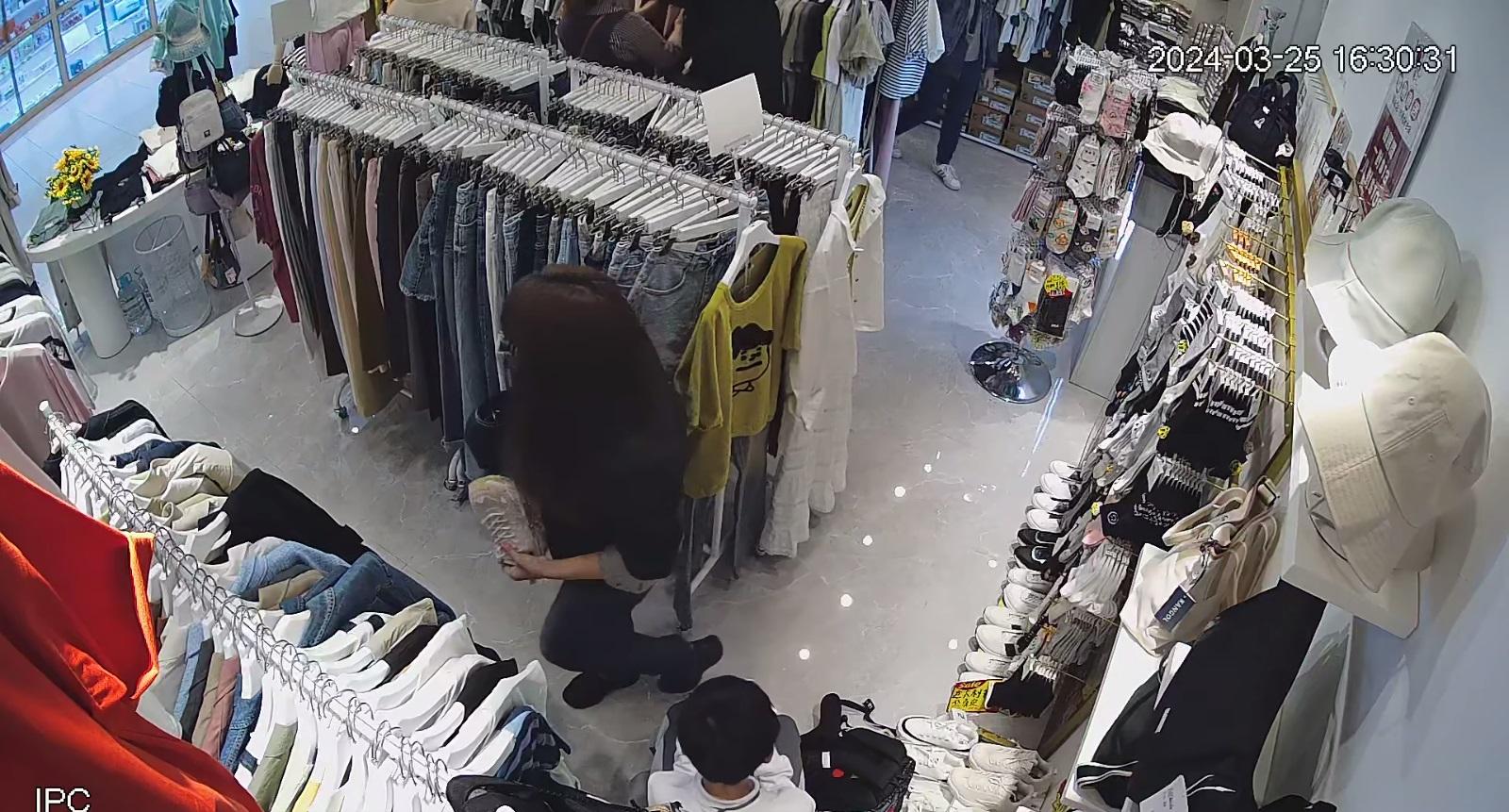 賊人轉身將另一隻波鞋收藏在外套內左邊腋下位置。(網片截圖)