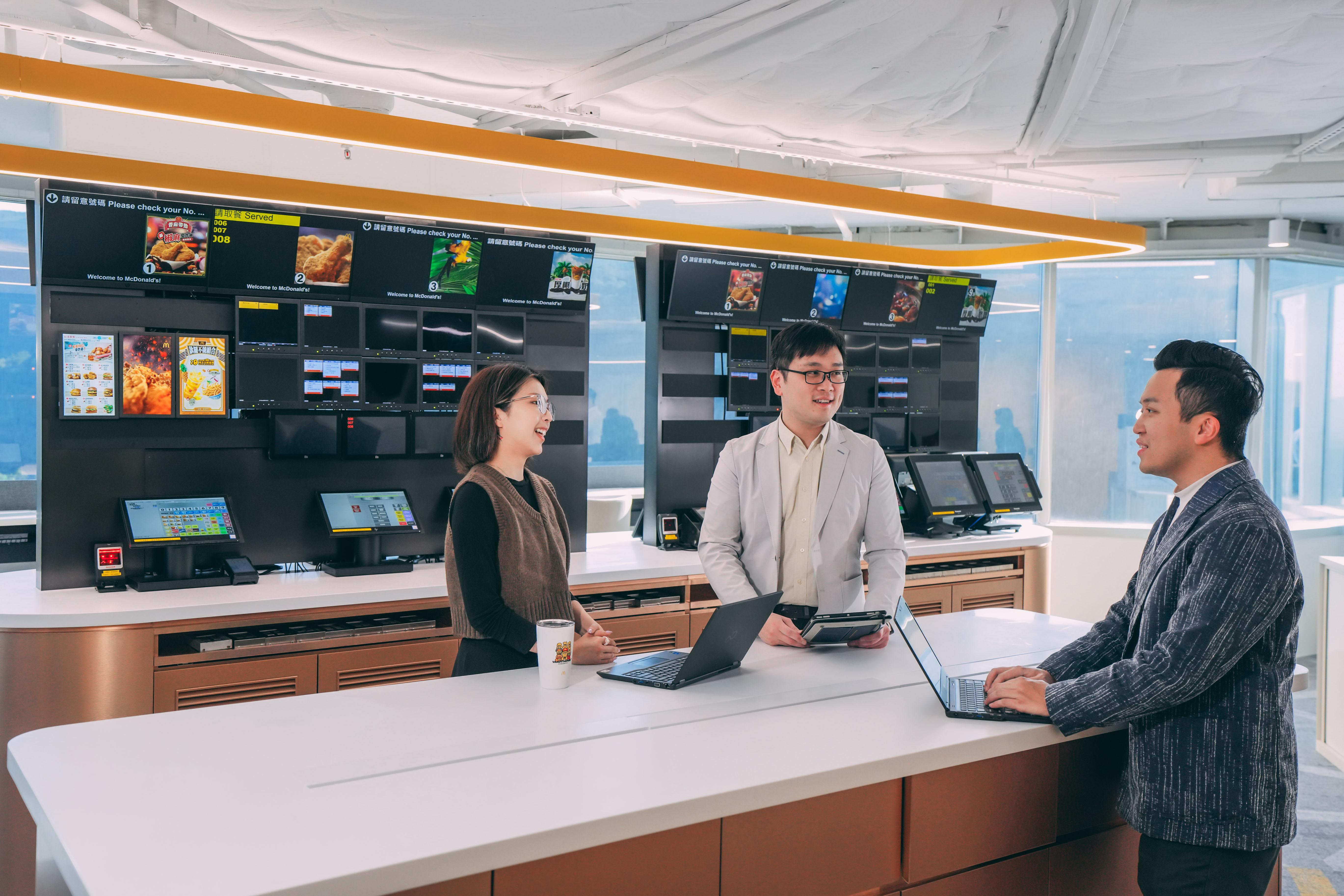 麥當勞 App 推出至用戶已達 450 萬,嶄 新 Tech Lab 特別於辦公室安裝與餐廳相 同的自助點餐機和銷售系統,讓測試更有 效完善,為顧客提供更優質的數碼化用餐 體驗。