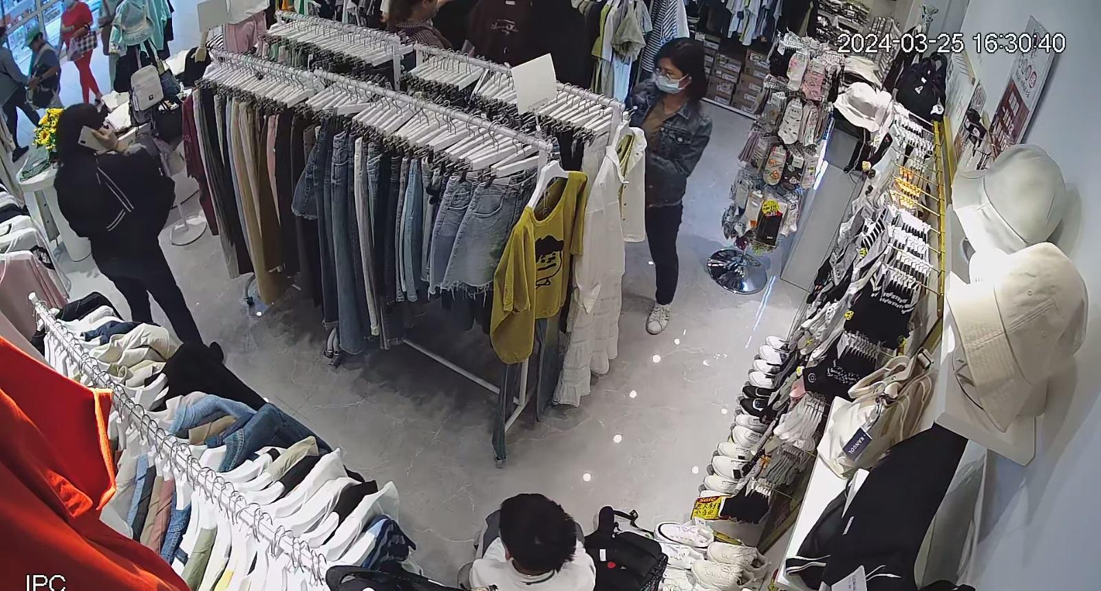 賊人施施然離開現場。(網片截圖)