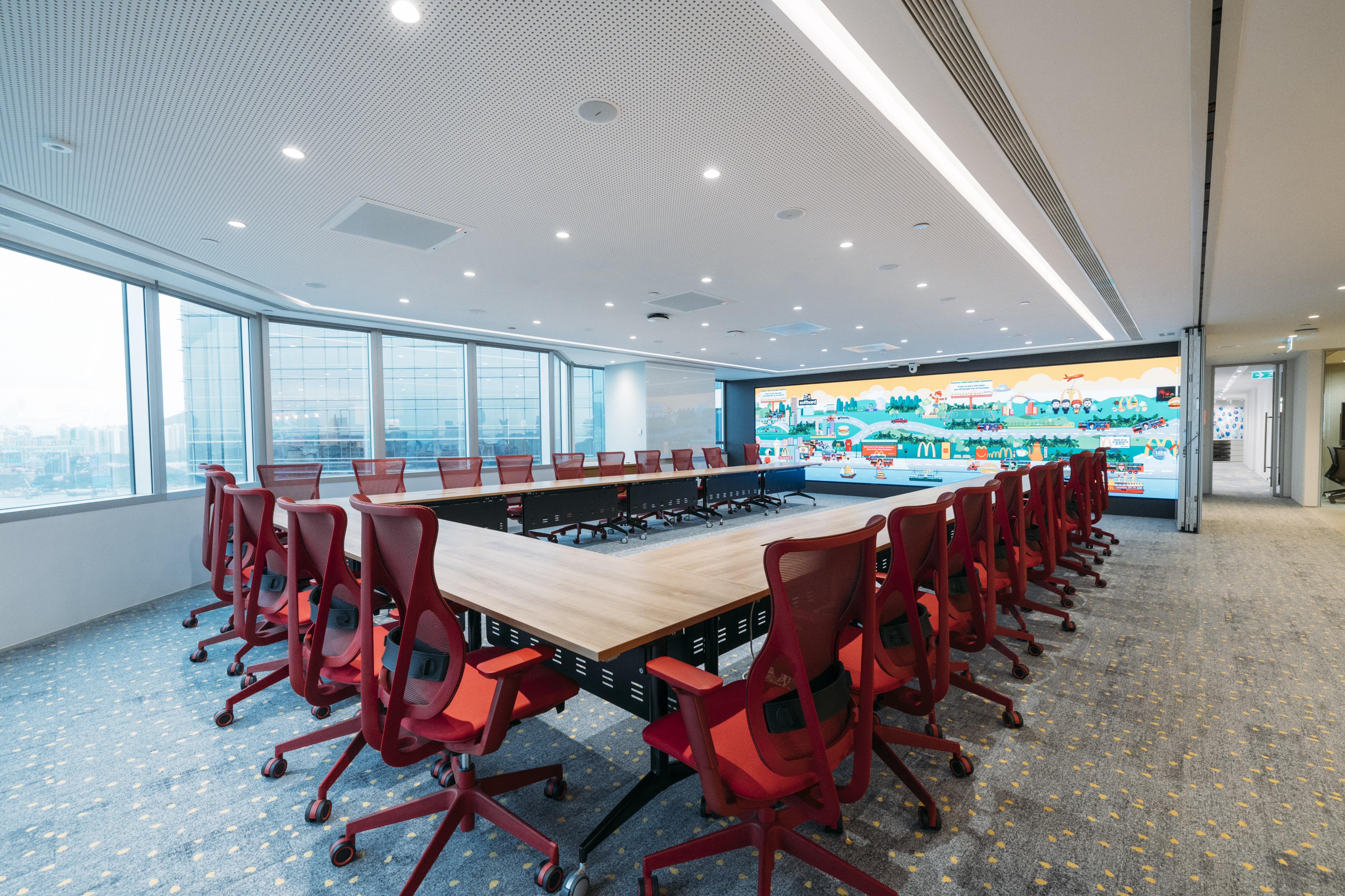 大型會議室設有 4K 視像會議系統方案, 配 備 7.2 米大型 LED 屏幕、智能玻璃間隔及 智慧會議系統,方便員工進行會議。