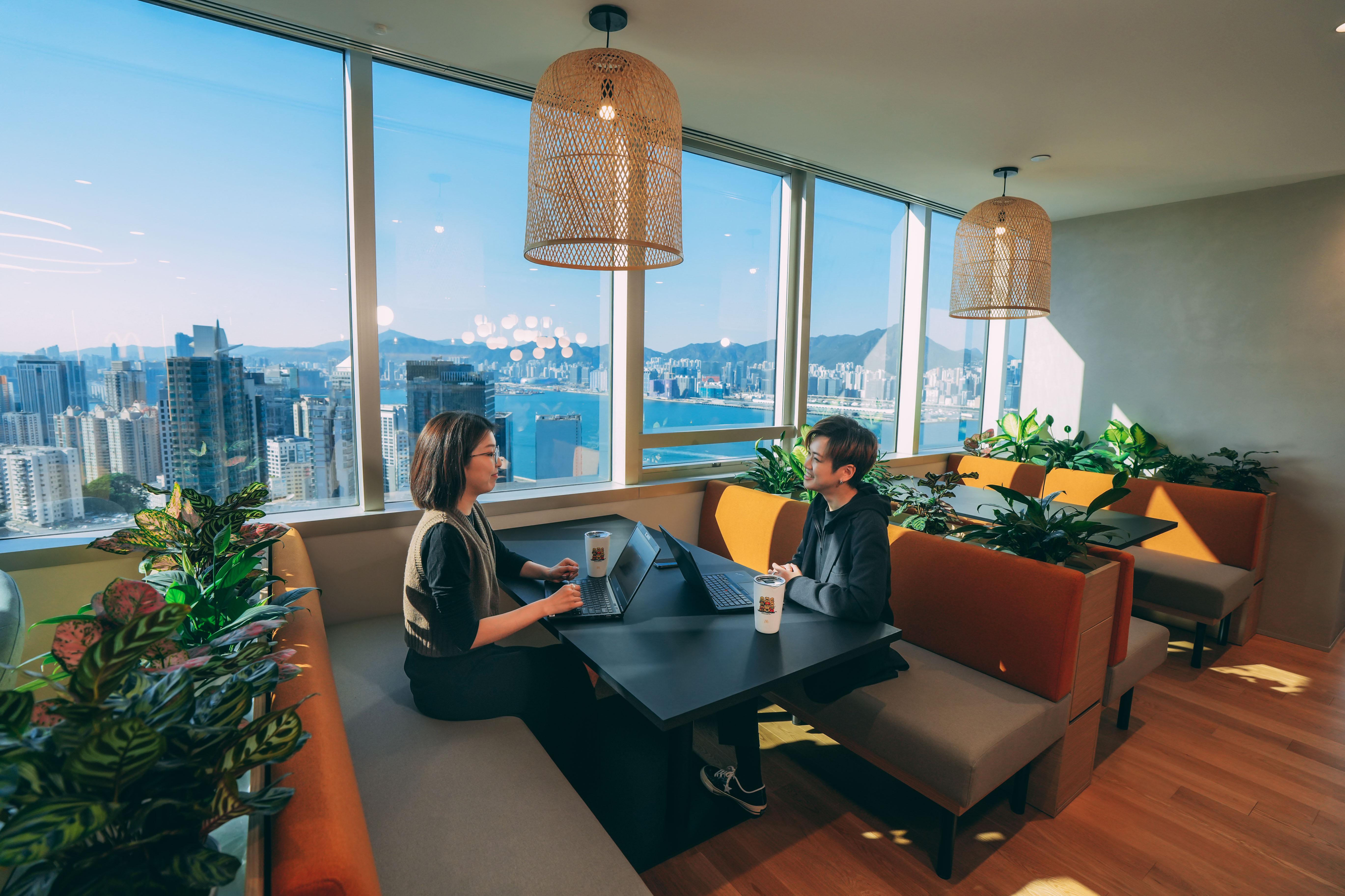 精心打造綠色工作間,放置逾百棵綠色植 物,促進身心健康,既減壓又環保。同時 提倡無紙化工作間、採用智能照明系統和 中央垃圾分類及處理系統,實行源頭減 廢,節省能源。所有辦公傢俱均配備環保 GreenGuard 證書,證明傢俱化學排放 低,打造環保室內環境。