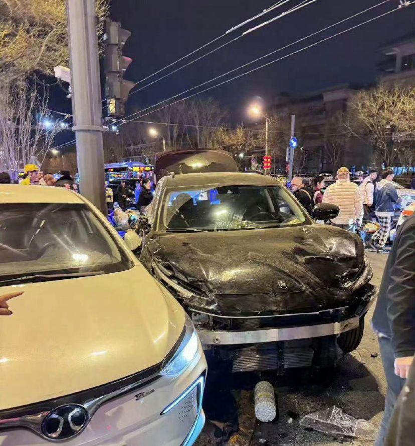 北京昨晚7時40分有私家車駛入東城區寛街路口的非機動車道,與多輛電單車碰撞,多人倒地受傷。