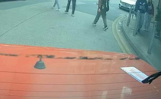 更有數張投注飛遺留在車尾冚上被捲走。(facebook群組「馬路的事討論區」影片截圖)