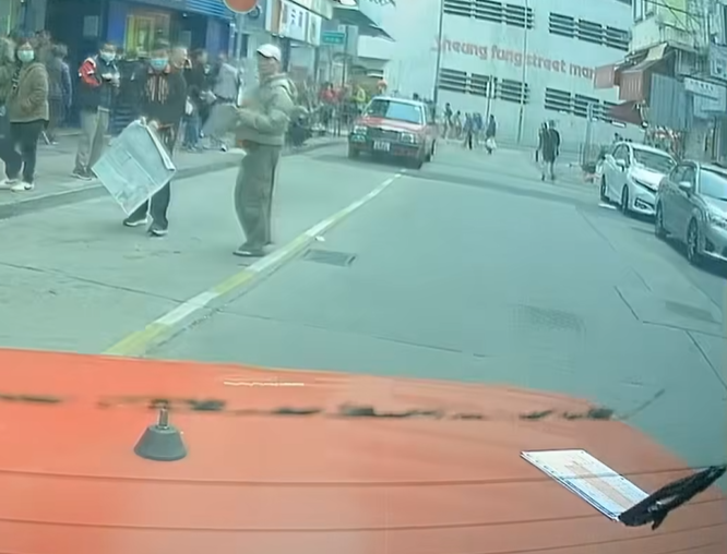 片段最後見到兩名馬迷呆若木雞,望住的士離開,其中一人更「手指指」,似乎對司機有不滿,及後拾回地上的投注飛。(facebook群組「馬路的事討論區」影片截圖)