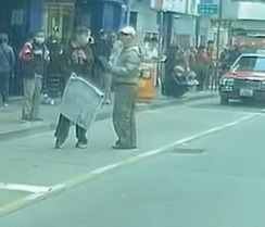 片段最後見到兩名馬迷呆若木雞,望住的士離開,其中一人更「手指指」,似乎對司機有不滿,及後拾回地上的投注飛。(facebook群組「馬路的事討論區」影片截圖)