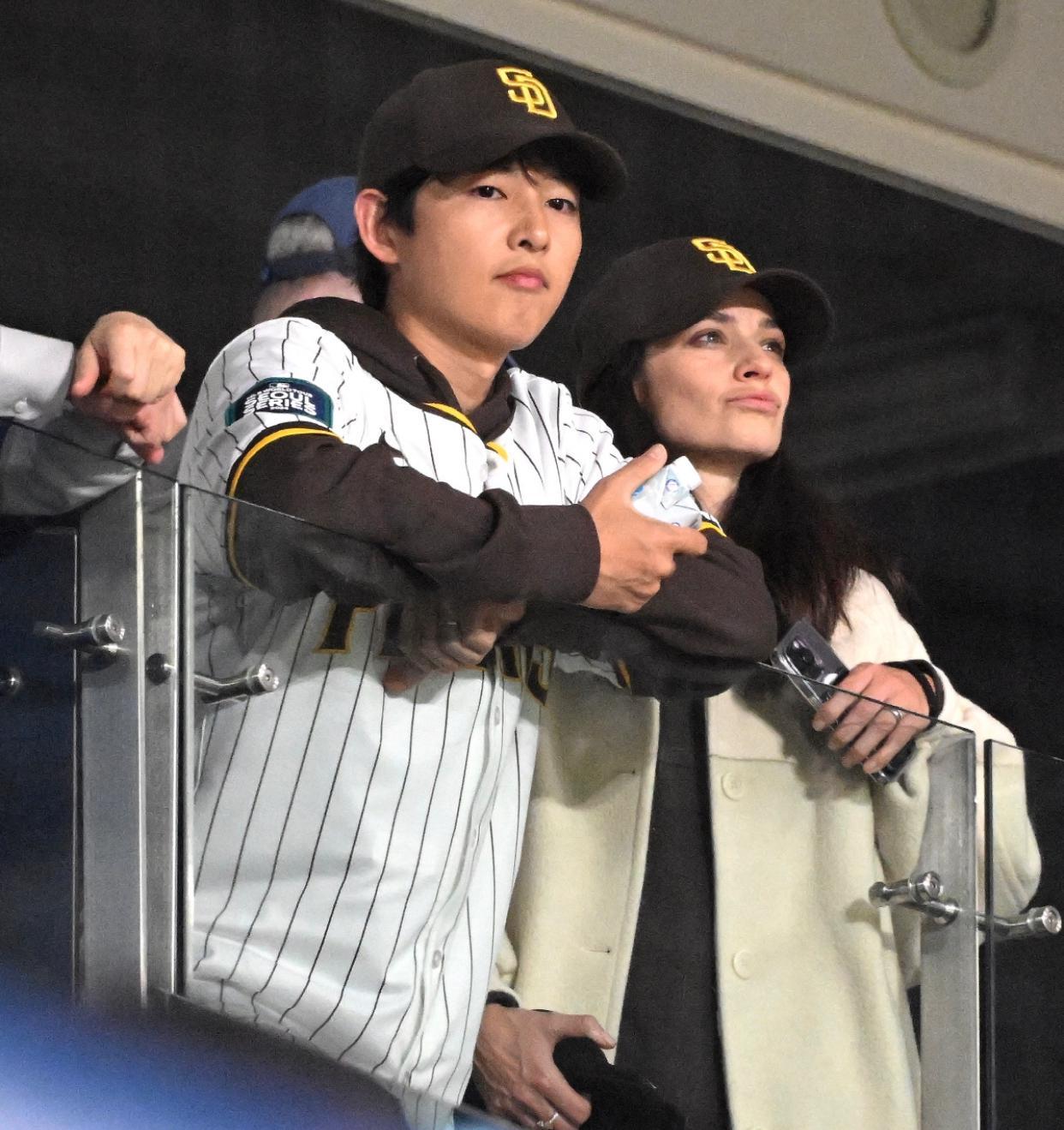 宋仲基和愛妻Katy Louise Saunders也拍拖睇波。