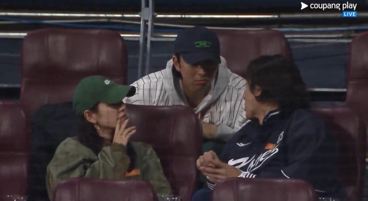 玄彬、孫藝真跟後面的孔劉相當好傾。