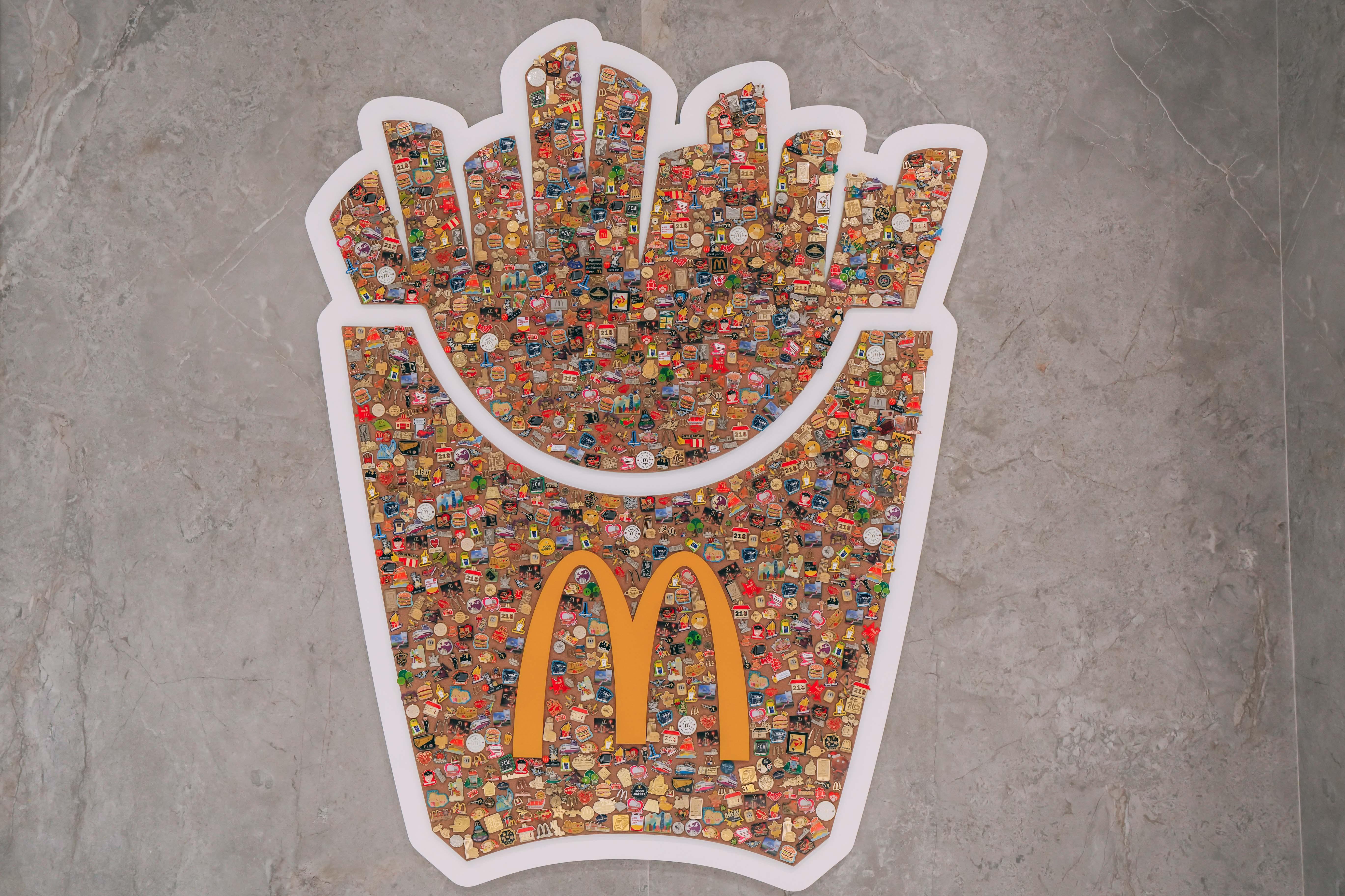收集了不同年代、不同新餐廳開幕和歷史 事件所誕生的麥當勞扣針組合成的薯條圖 案,攜手創造別具意義的 McFamily 藝術 品。