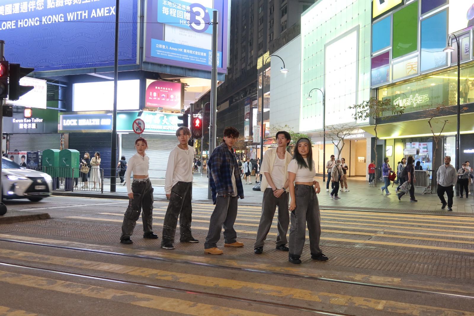 ANSONBEAN昨晚現身鬧市,以「打遊擊」方式為新歌拍攝Dance Version。