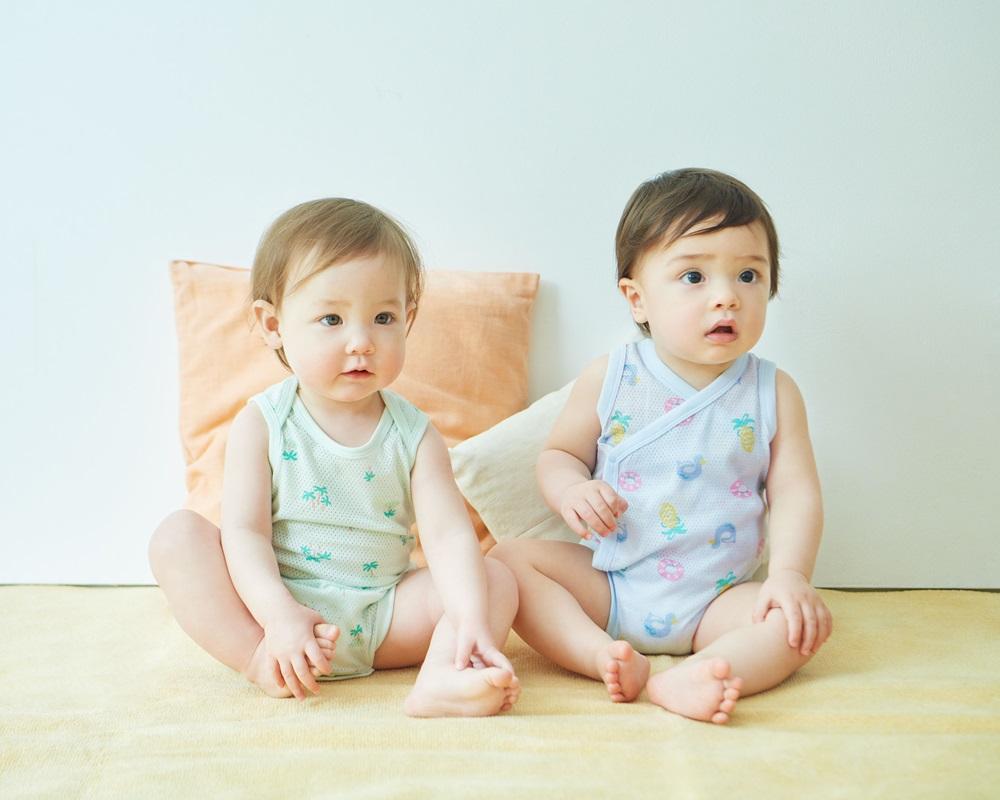 對於更衣頻繁的嬰兒而言,包臀衣是最實用的單品,棉質網紋包臀衣,搭配側開扣設計與異色扣等貼心細節,方便父母為寶貝輕鬆換穿。