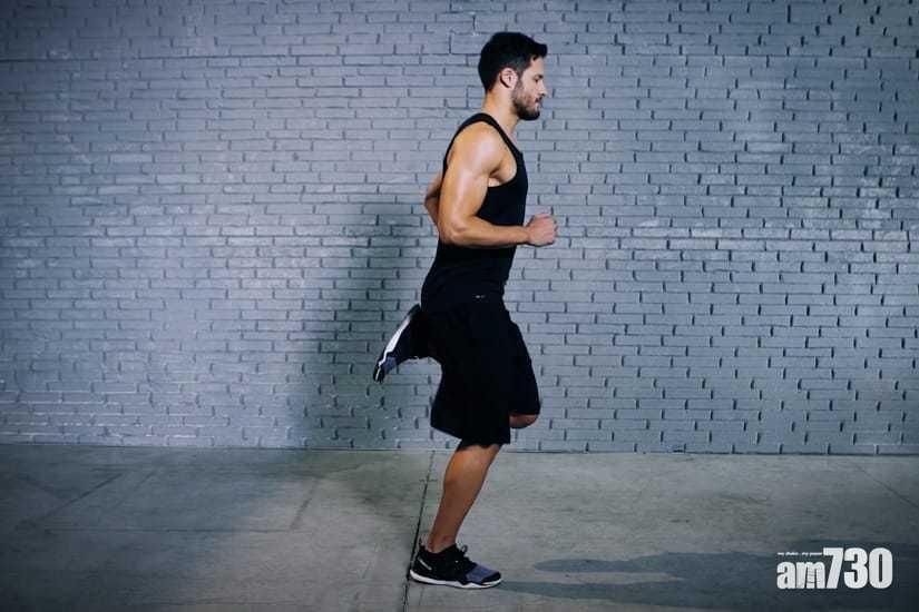 踢臀跑:輕快地左右腳輪流踢向臀部,大腿盡量與地面垂直。左右各踢約20次,做2至3組。