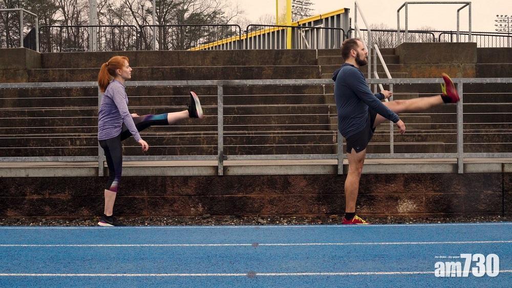 踢腿:行走中的每一步,都先將整條腿踢起才踏前,踢起時大腿和小腿後側要有輕微拉扯的感覺,動作盡量放鬆。踢約20次,做2至3組。