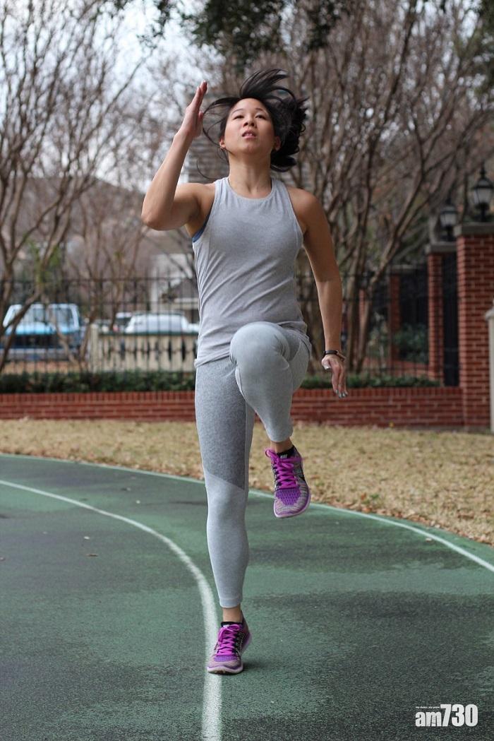 抬腿:如慢跑般,不過前腳膝蓋會向上提高,而步距和速度都毋須太大,記緊身體保持挺直。抬腿左右各20次,做2至3組。