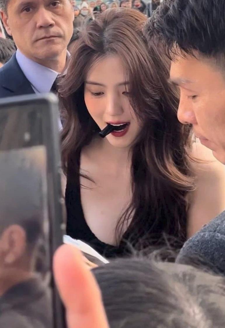 咬住筆筒幫粉絲簽名,成為韓韶禧的經典性感一幕。