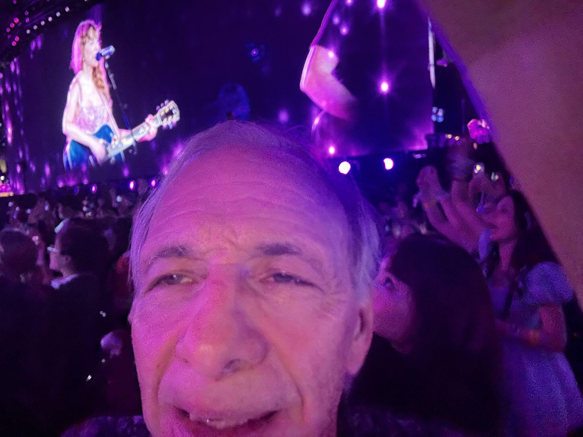 Taylor Swift演唱會|鱷王達里奧睇Taylor Swift新加坡演唱會 引證星洲「課金」成功