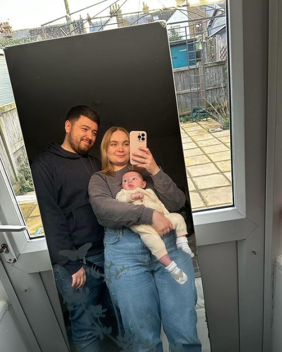 Jess Smith公開一家三口幸福自拍。