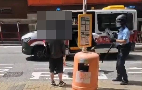 葵涌男子持刀徘徊巴士站指罵途人 警擎槍制服