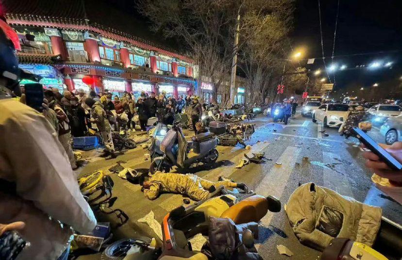 北京昨晚7時40分有私家車駛入東城區寛街路口的非機動車道,與多輛電單車碰撞,多人倒地受傷。