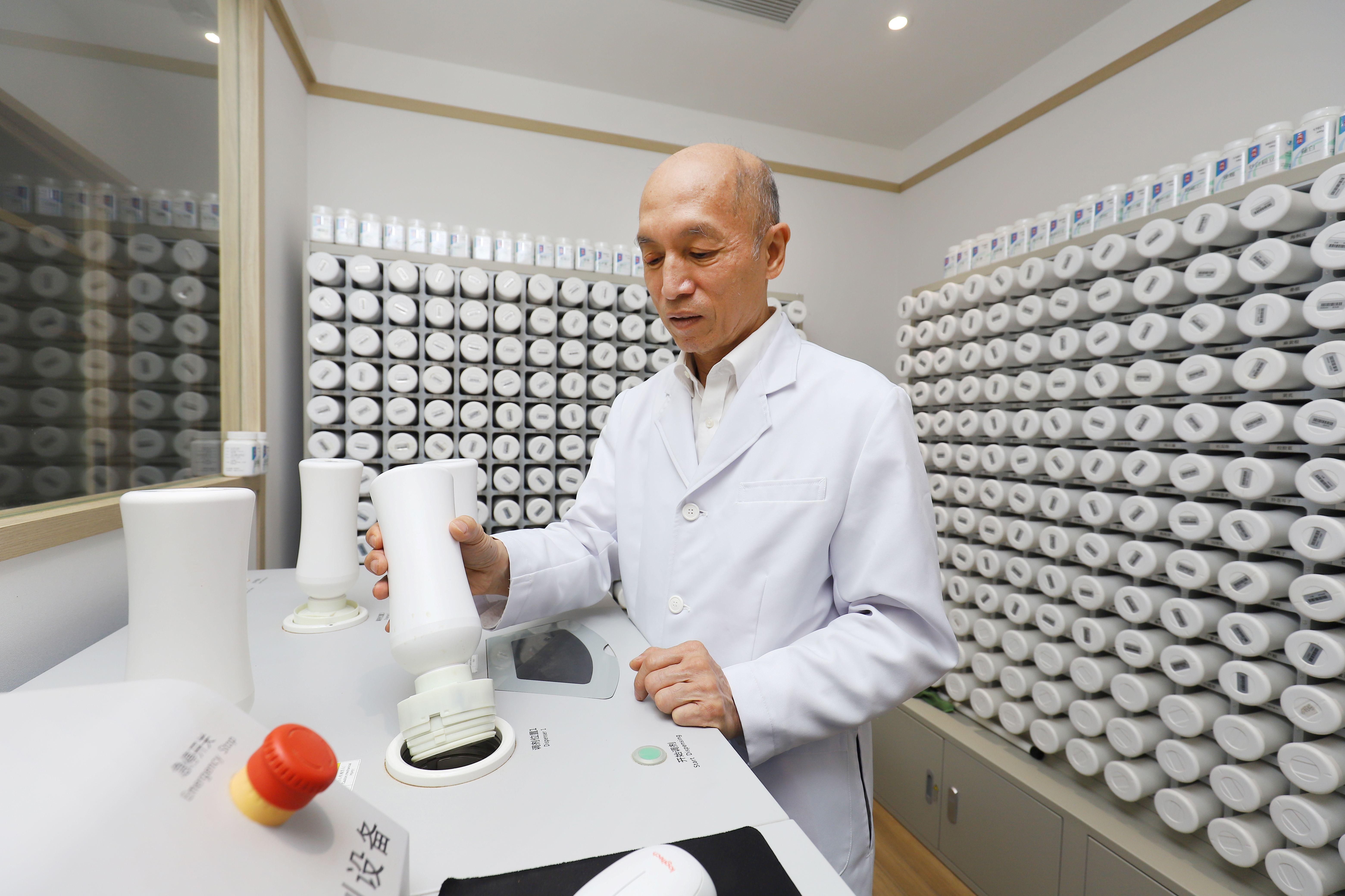 藥劑師只需根據「中藥配方顆粒智能調配系統」所顯示的藥名,然後放插入機械的相應位置,系統就會自動包裝藥物。當遇到不匹配的藥品時,系統則會響起警號,提醒藥劑師「換藥」。