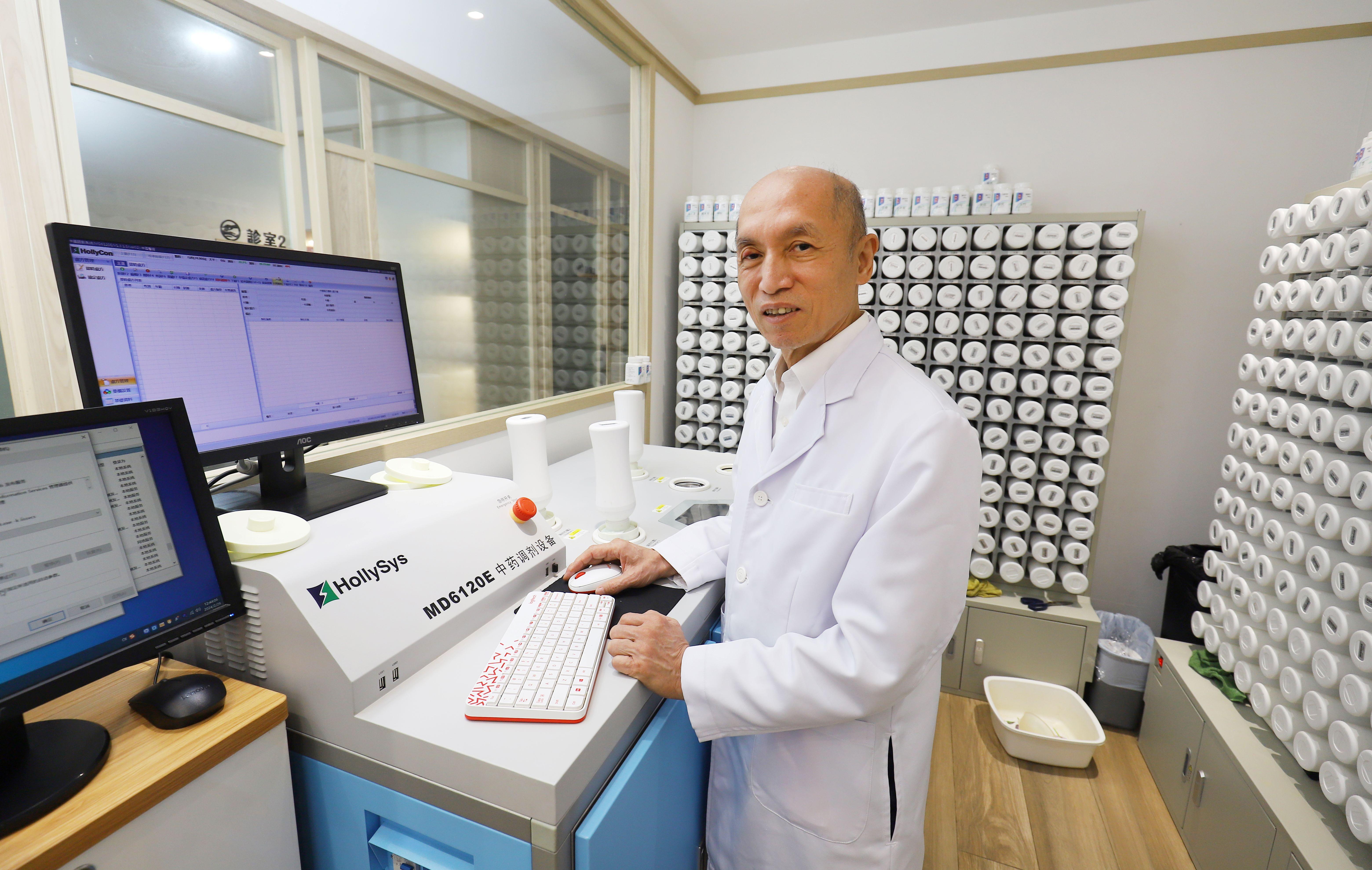 智慧生活|AI科技正式與中醫結合? 應用中藥配方顆粒智能調配系統 提升藥量準確度 監測到「錯藥」更會提示警號!?