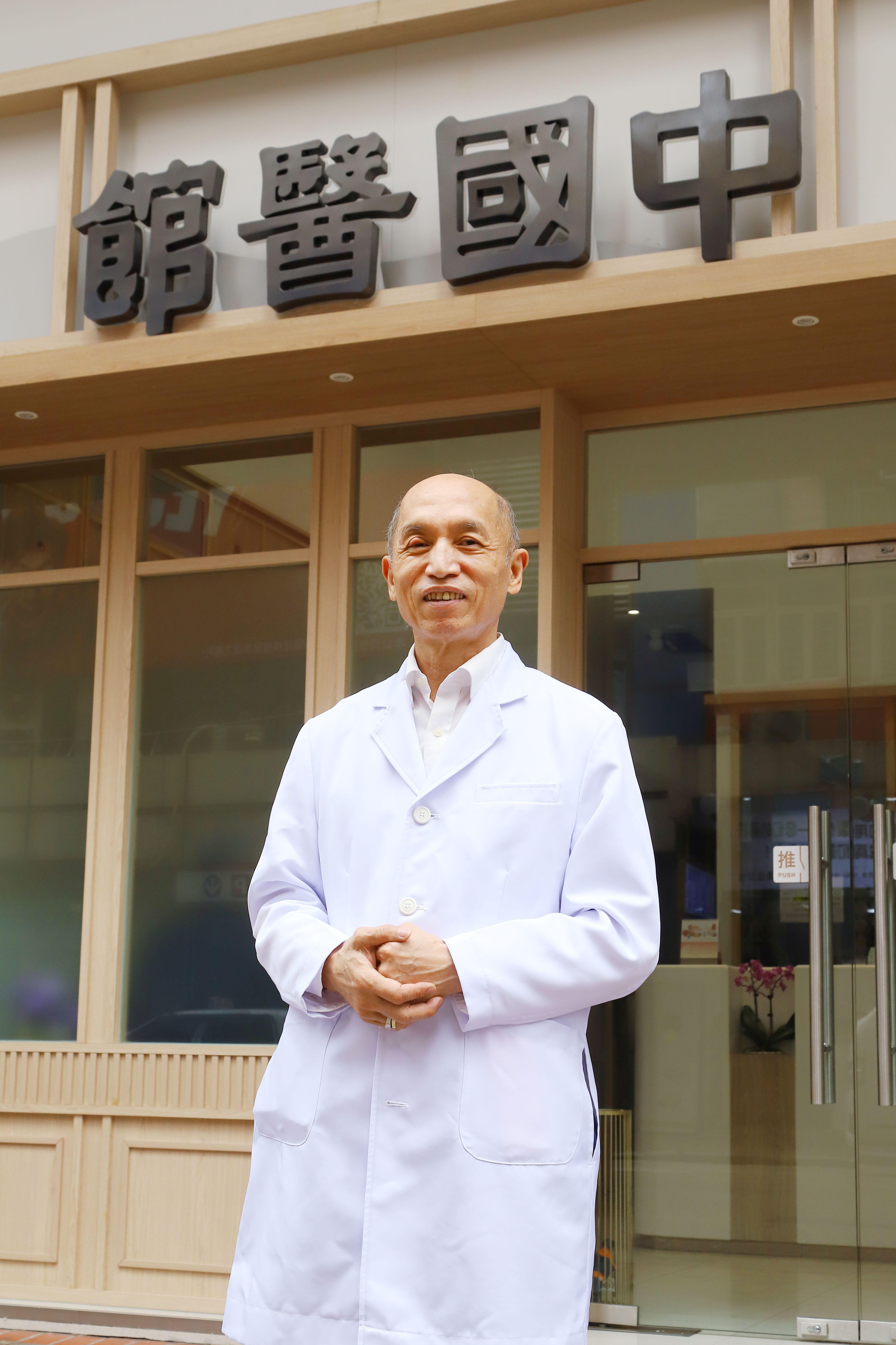 中國醫館創辦人黃道益的兒子黃天賜教授,亦是香港中醫骨傷學會(永遠榮譽會長)、香港註冊中醫師、「健絡通」及「黃道益活絡油」創辦人之一。