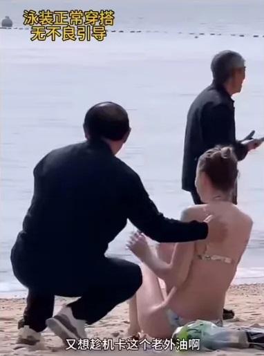 另一大叔上前強迫合照。(網片截圖)