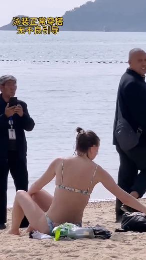 大叔笑呵呵地起身離開。(網片截圖)