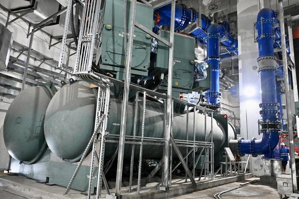 啟德區域供冷系統通過地下水管網絡,將冷凍水輸送到區內建築物,用作製冷。 (政府新聞網圖片)