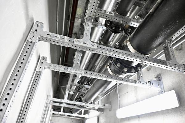 機電裝備合成法把大部分複雜組件先在工廠預製,再於現場裝嵌,在較難施工的狹窄環境例如走廊,尤其合用。(政府新聞網圖片)