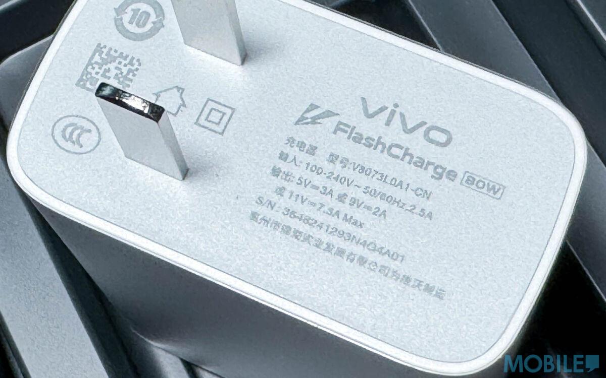 X Fold3 包裝提供 80W 輸出 FlashCharge 快充