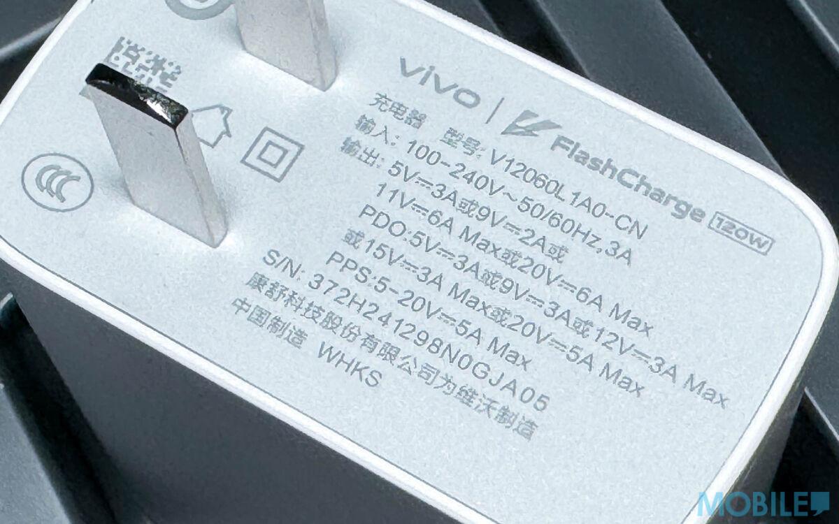 X Fold3 Pro 配備的是 120W 輸出 FlashCharge 超級快充