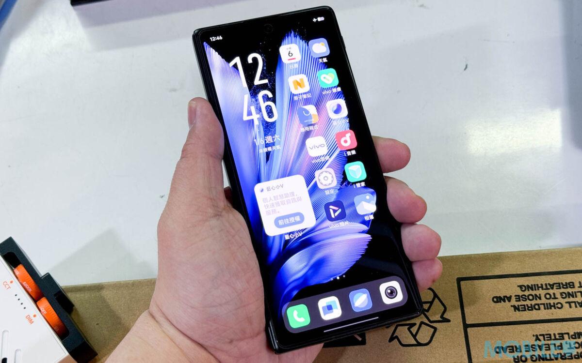 摺合後外屏與常見直屏手機比例分別不大