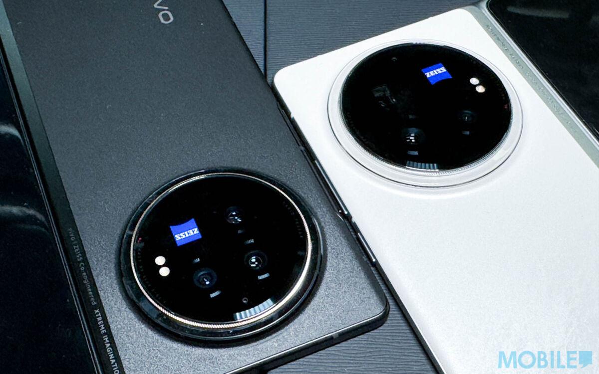 vivo X Fold3 Pro/X Fold3國行版均配備 ZEISS 三鏡,採用圓形攝像模組並佔據半邊機身上半位置