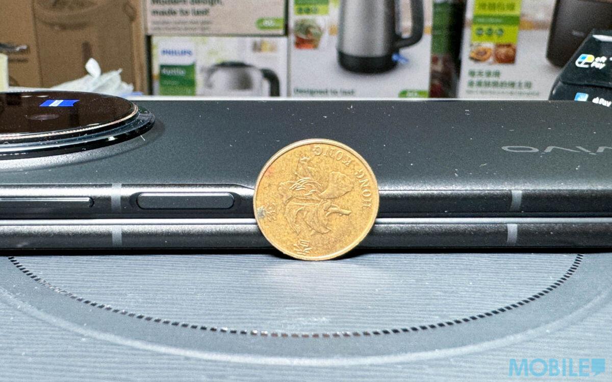 摺合後 10.2mm 厚度,讓 X Fold3 實機比一角硬幣纖巧得多