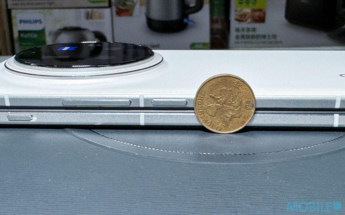 雖字面厚度比標準版多 1mm,但實機 X Fold3 Pro 摺合後仍相當薄身