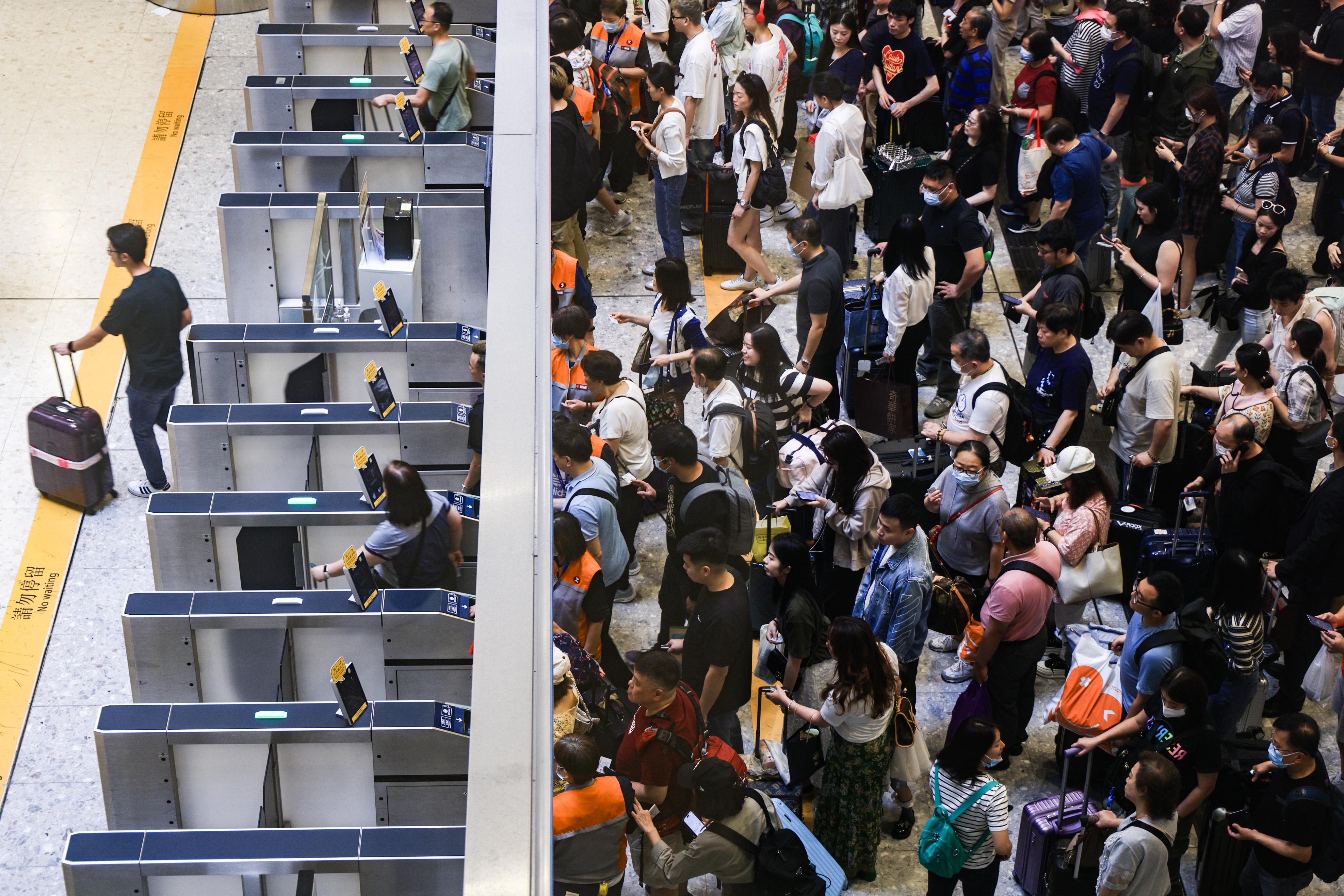 港人「北上大遷徙」前往內地消費(中通社)