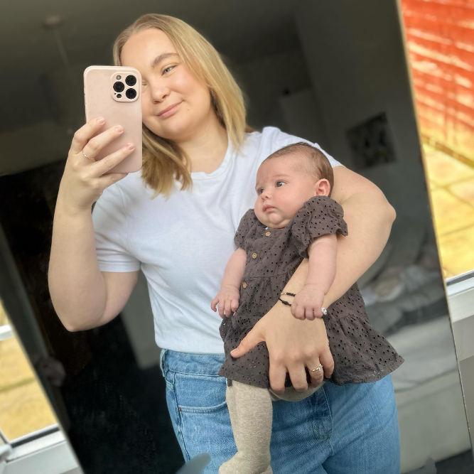 Jess Smith的囡囡肥肥白白,被網民大讚可以做太陽BB接班人。