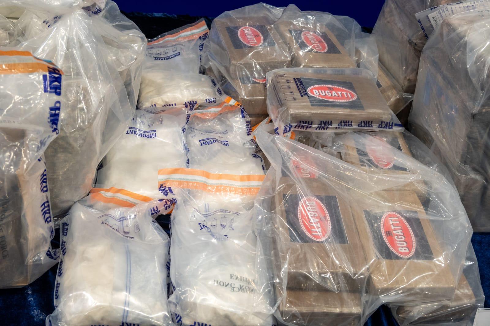 警方展示檢獲毒品。(陳奕釗攝)