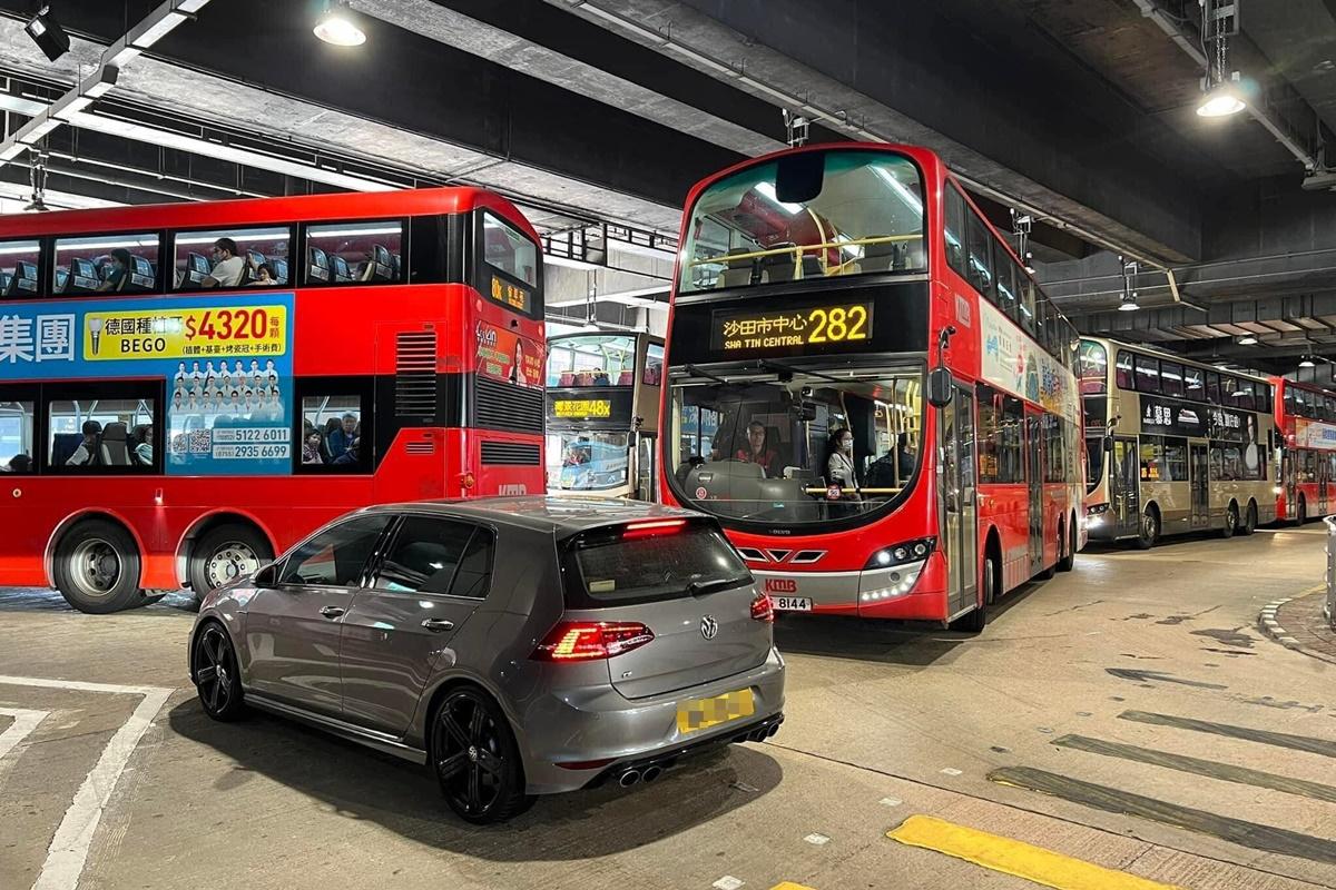 沙田市中心巴士總站今日不時有私家車不慎駛入。(網民Sam Leung@FB群組「全港違例抄牌提示區」)