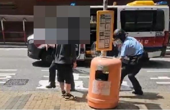 葵涌男子持刀徘徊巴士站指罵途人 警擎槍制服