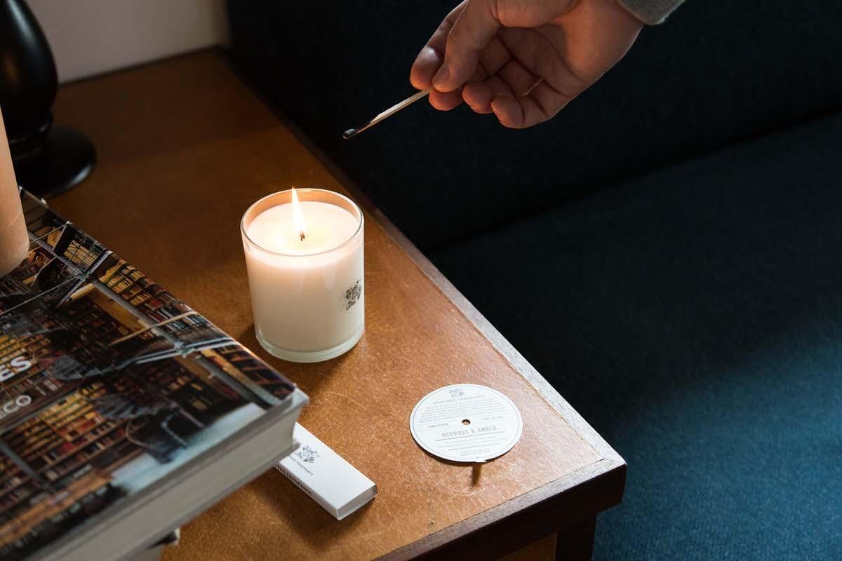 回南天防潮方法,點蠟燭有助阻止水氣凝結。