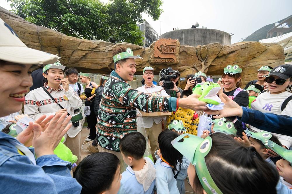 海洋公園鱷魚「百香果」首日與公眾見面。(海洋公園提供圖片)
