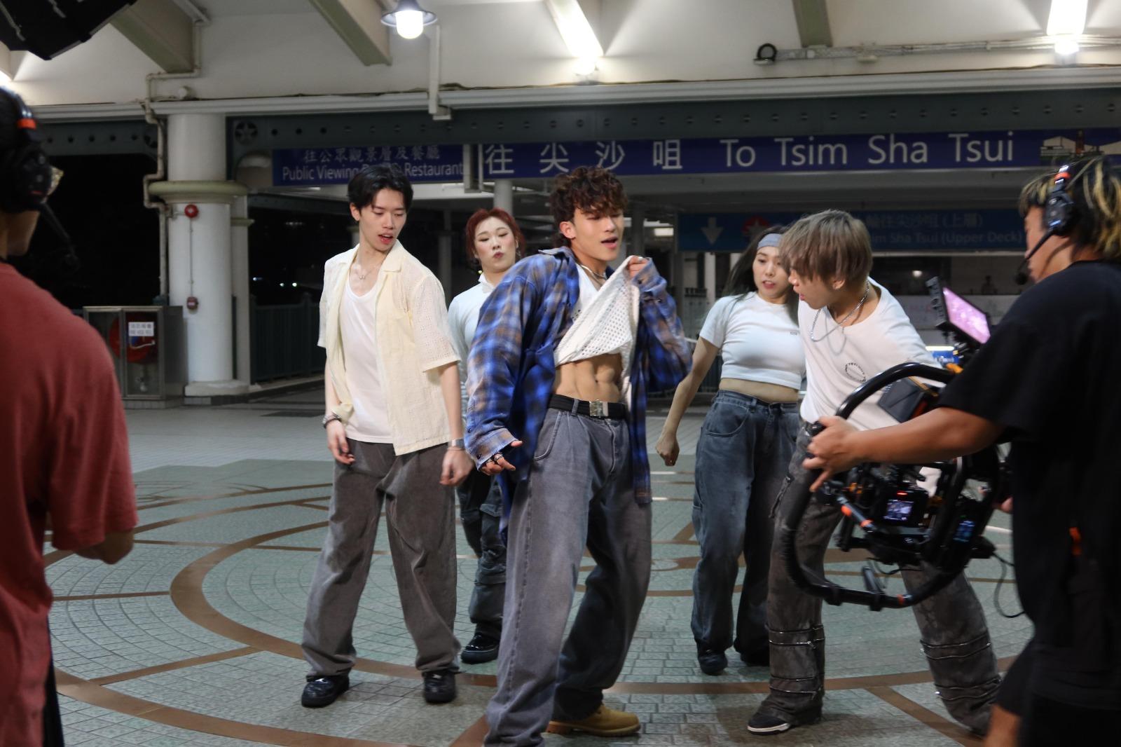 ANSONBEAN現身中環碼頭曬腹肌。