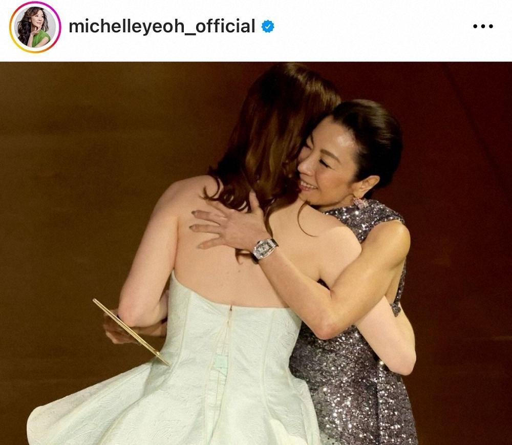 楊紫瓊已出PO為對方解畫,並公開兩人擁抱合照。