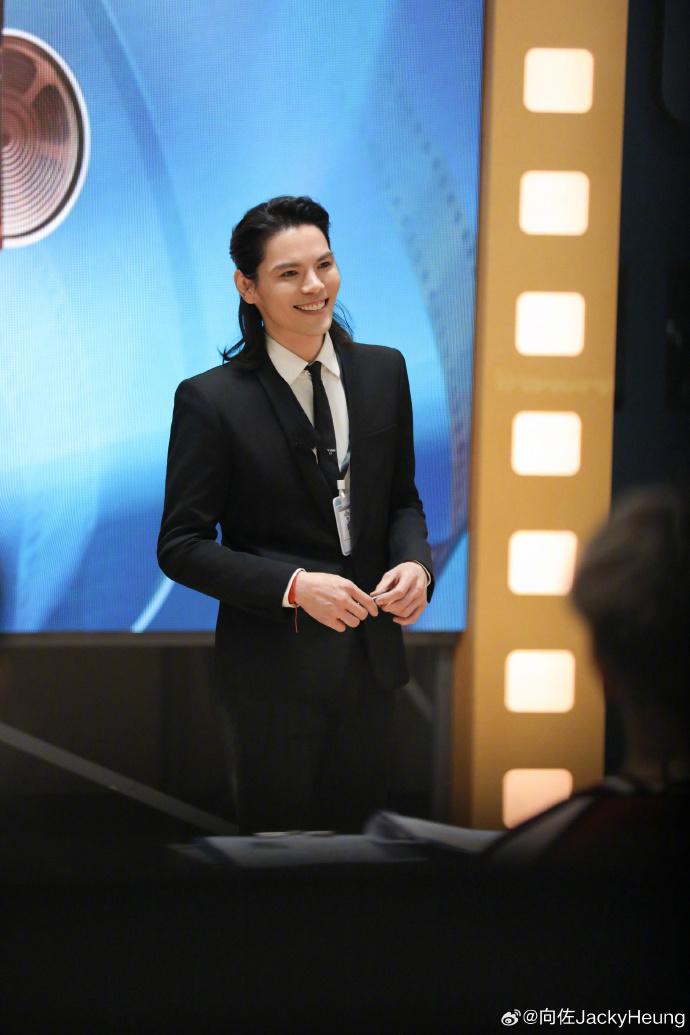 向佐參演《無限超越班2》疑未見過碌架床 八人床位當四人?(向佐微博)