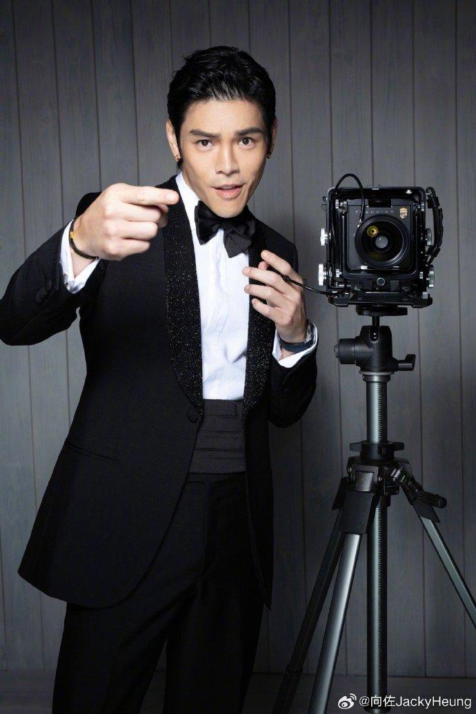 向佐參演《無限超越班2》疑未見過碌架床 八人床位當四人?(向佐微博)